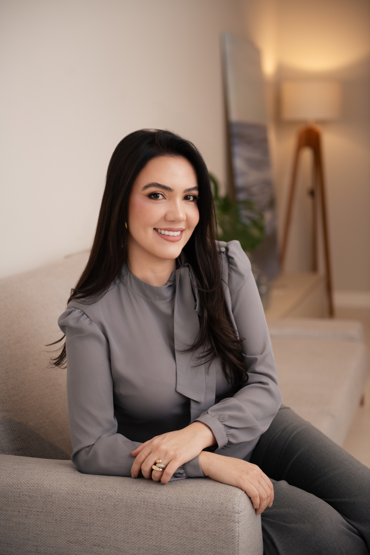 Natália Pires sentada em sofá, postura consultiva