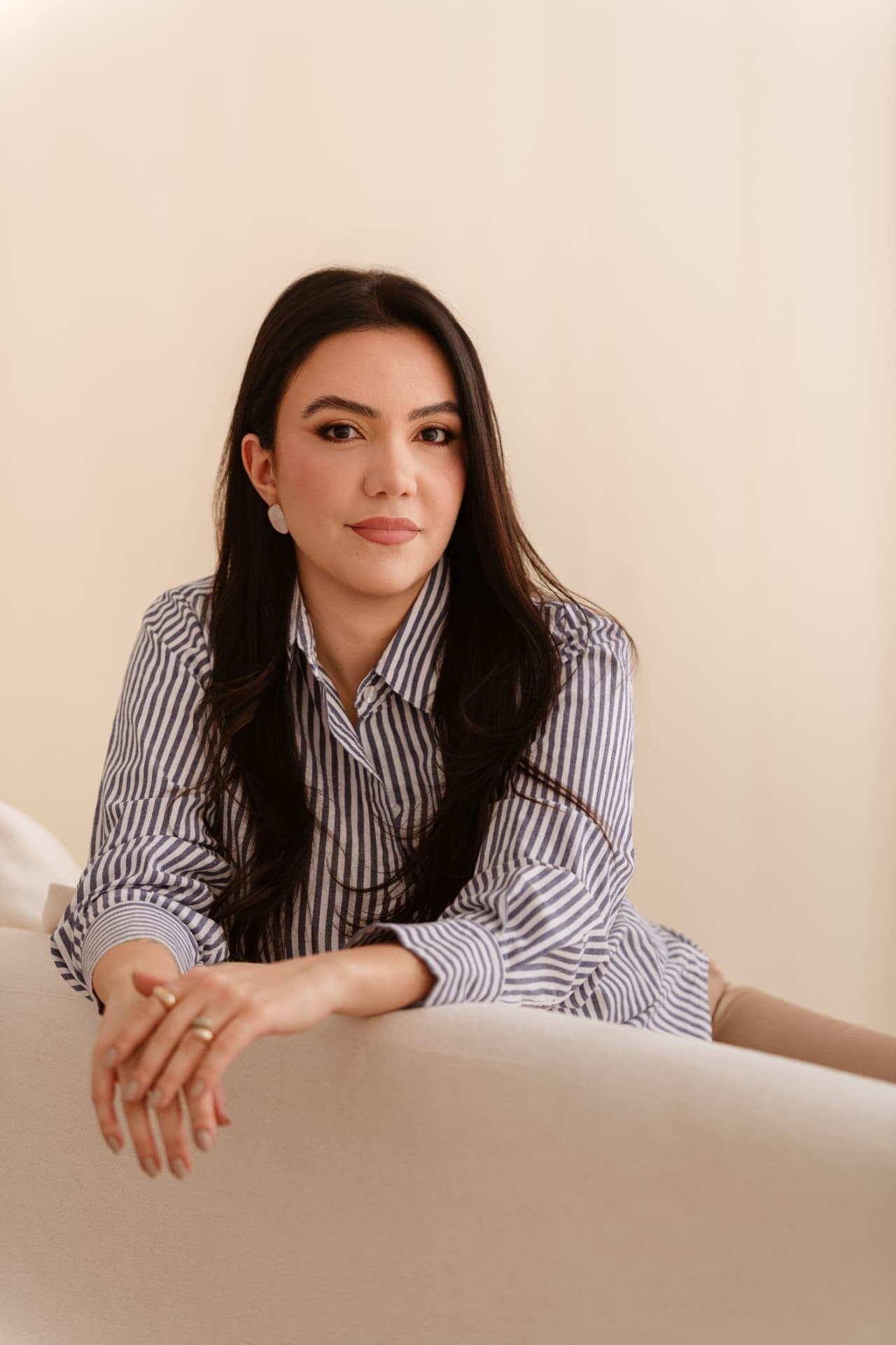 Natália Pires em ambiente de estúdio